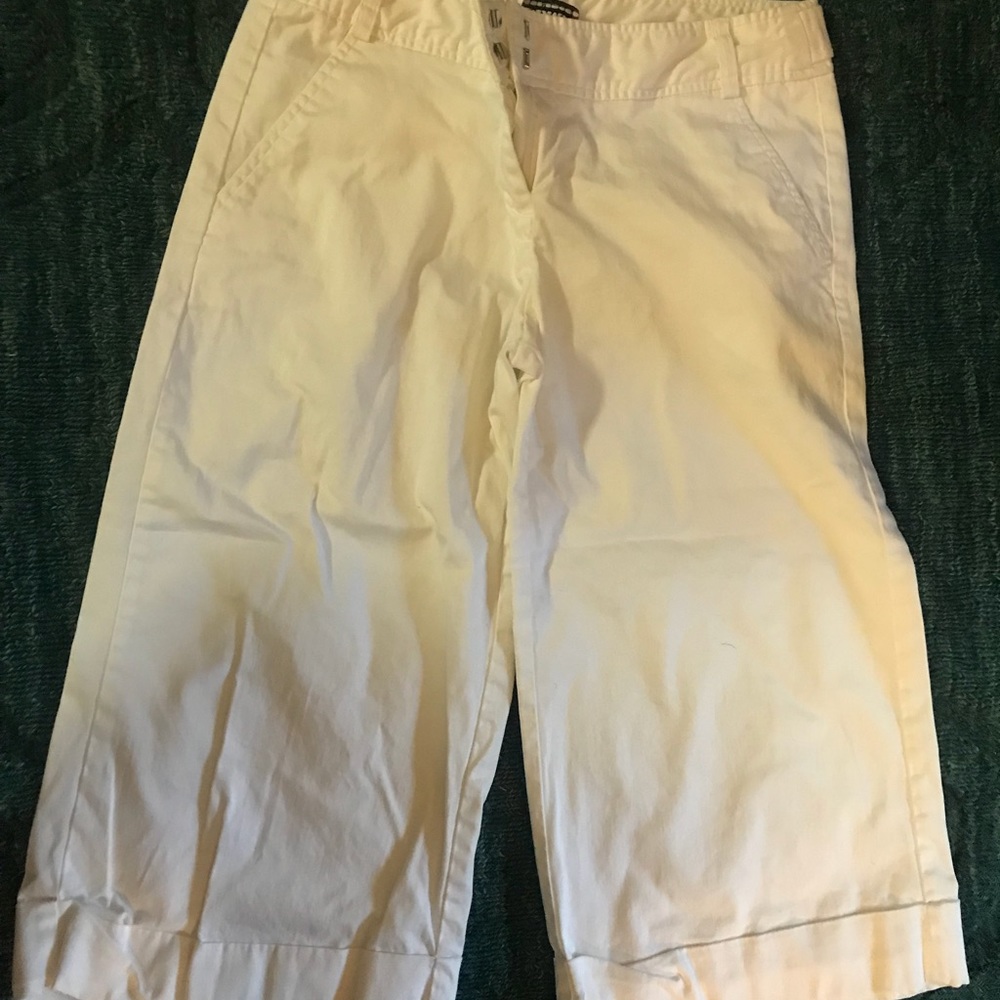 White Tracy Evans cuffed capris size 9
